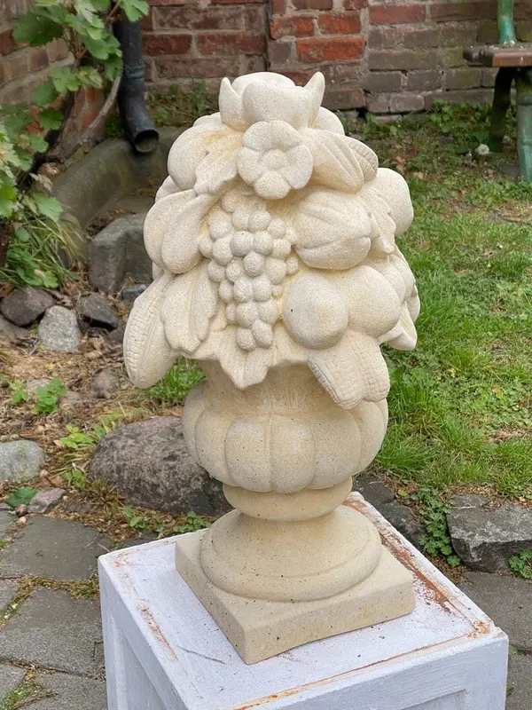 Pfeilerbekrönung mit Fruchtkorb, Sandsteinguss