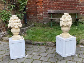 Pfeilerbekrönung mit Fruchtkorb, Sandsteinguss, Ansicht 2