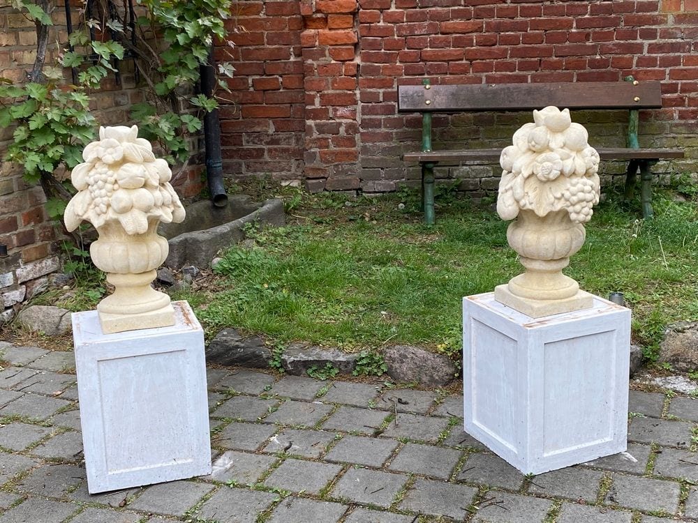 Pfeilerbekrönung mit Fruchtkorb, Sandsteinguss, Ansicht 2