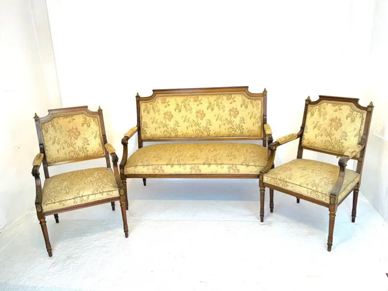 Französische Sitzgruppe im Louis-XVI-Stil, Nussbaum, Bronzebeschläge, 19. Jh.