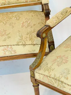 Französische Sitzgruppe im Louis-XVI-Stil, Nussbaum, Bronzebeschläge, 19. Jh., Ansicht 2