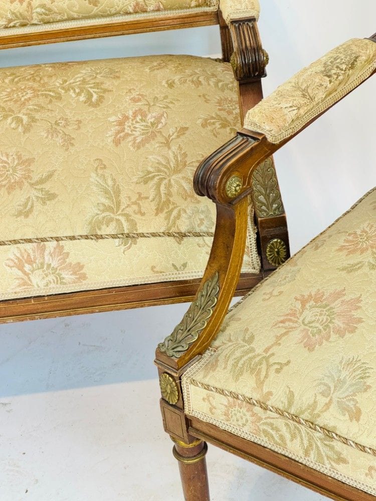 Französische Sitzgruppe im Louis-XVI-Stil, Nussbaum, Bronzebeschläge, 19. Jh., Ansicht 2