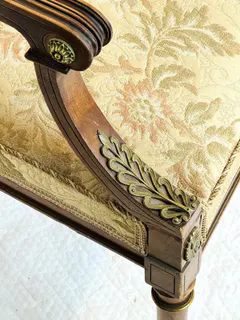 Französische Sitzgruppe im Louis-XVI-Stil, Nussbaum, Bronzebeschläge, 19. Jh., Ansicht 4