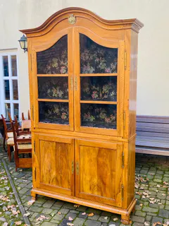 Barocke Aufsatzvitrine, Nussbaum, Süddeutschland, 18. Jh., aus Adelsbesitz, Ansicht 3