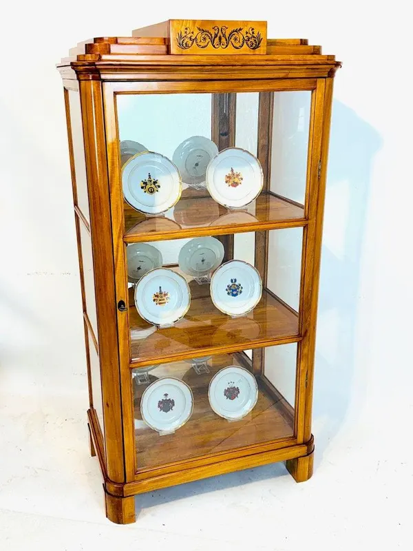 Kleine Biedermeier-Salonvitrine, dreiseitig verglast, Ahorn, Thüringen, um 1830