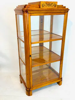 Kleine Biedermeier-Salonvitrine, dreiseitig verglast, Ahorn, Thüringen, um 1830, Ansicht 2
