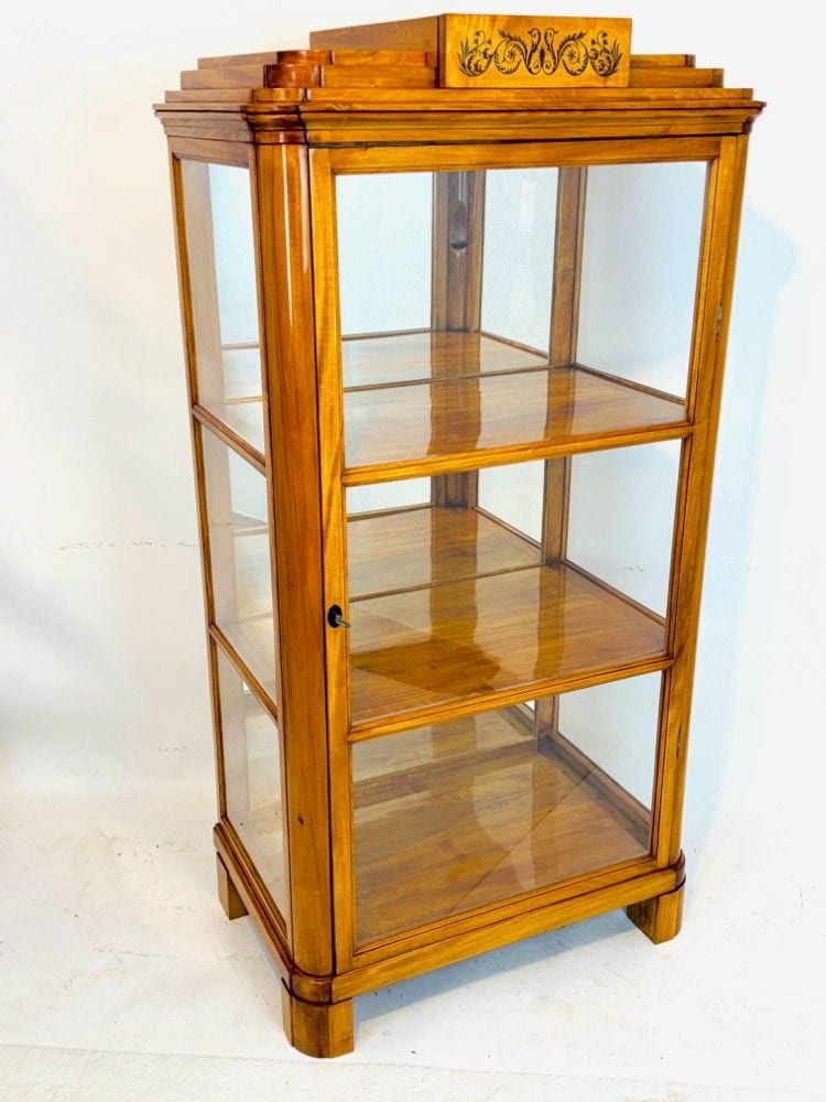 Kleine Biedermeier-Salonvitrine, dreiseitig verglast, Ahorn, Thüringen, um 1830, Ansicht 2