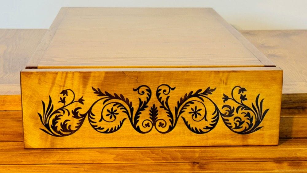 Kleine Biedermeier-Salonvitrine, dreiseitig verglast, Ahorn, Thüringen, um 1830, Ansicht 3