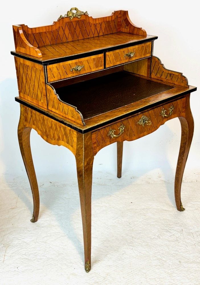Französischer Damensekretär im Louis-XV-Stil, Nussbaum und Rosenholz, um 1880, Ansicht 1