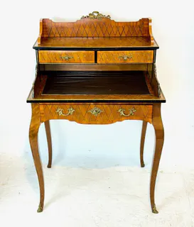Französischer Damensekretär im Louis-XV-Stil, Nussbaum und Rosenholz, um 1880, Ansicht 2
