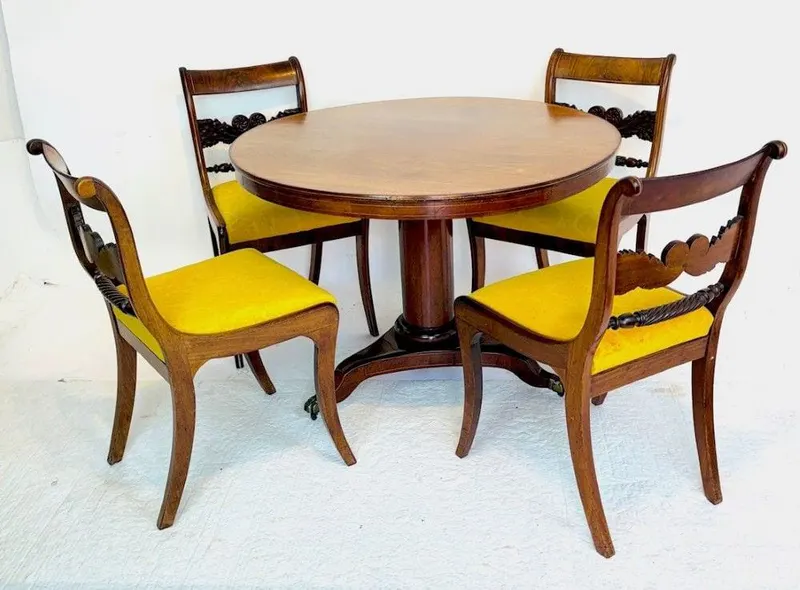 Biedermeier-Sitzgruppe, Tisch mit vier Stühlen, Mahagoni, Norddeutschland, um 1820