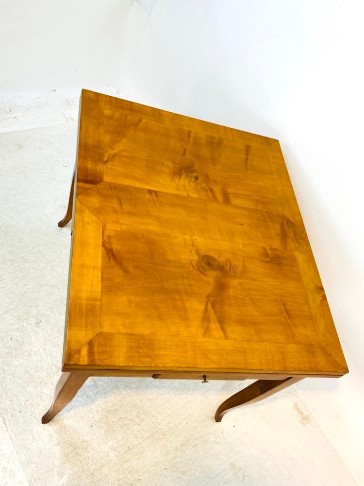 Biedermeier-Ausziehtisch, Birke und Ahorn, Berlin/Brandenburg um 1820, Ansicht 2