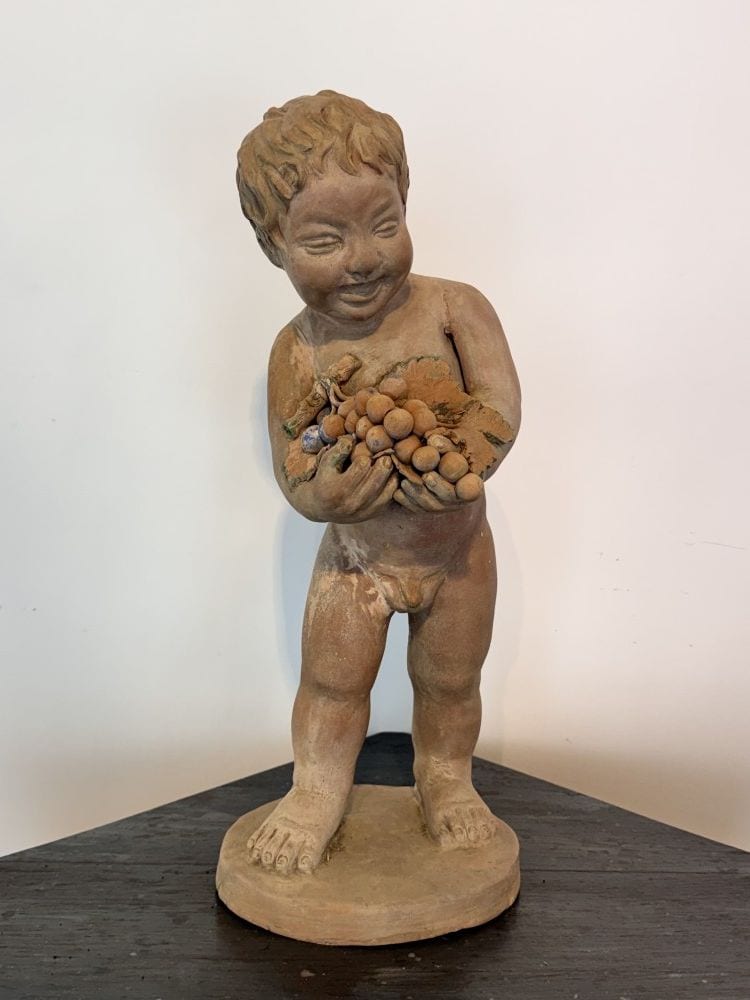 Terrakotta-Figur, Putto oder junger Bacchus mit Weintrauben, Impruneta, Italien, 20. Jh., Ansicht 2