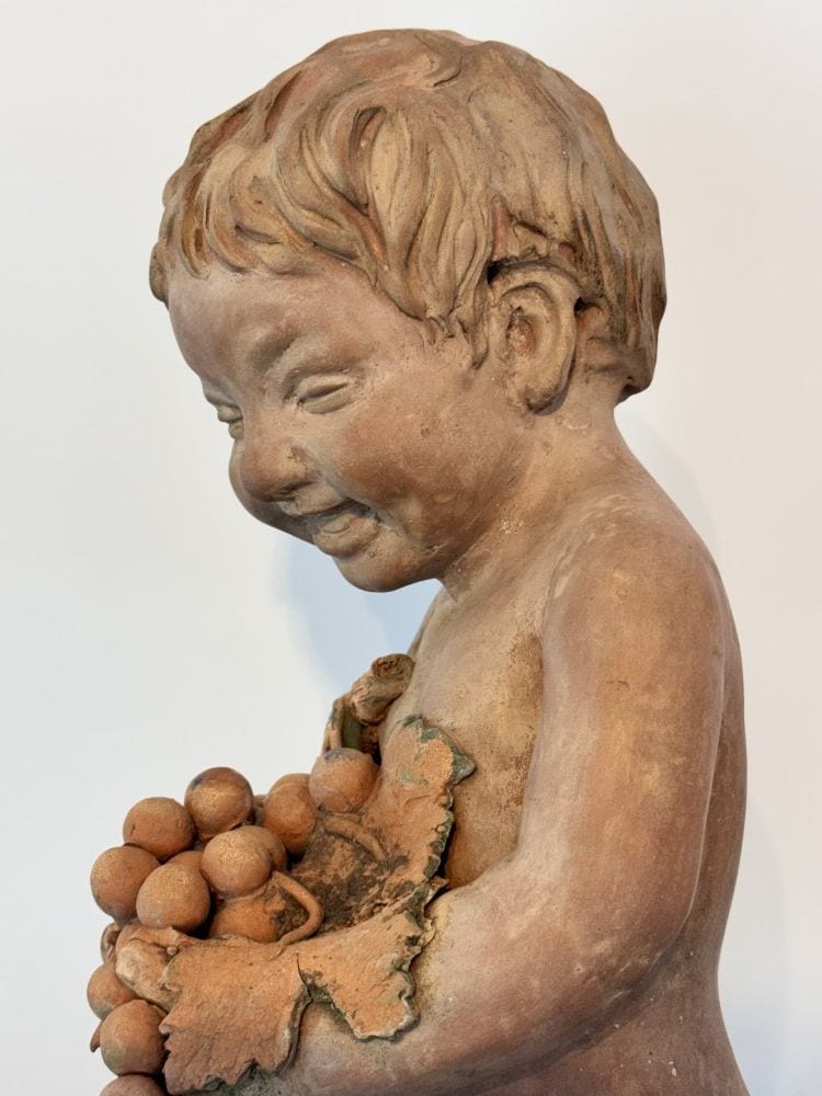 Terrakotta-Figur, Putto oder junger Bacchus mit Weintrauben, Impruneta, Italien, 20. Jh., Ansicht 3
