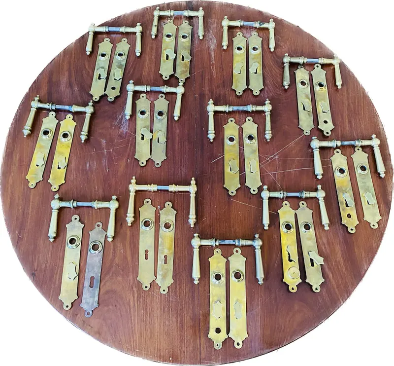 Antiker Türbeschlag mit Drücker, Messing, um 1900, aus alter Villa (1 von 12)