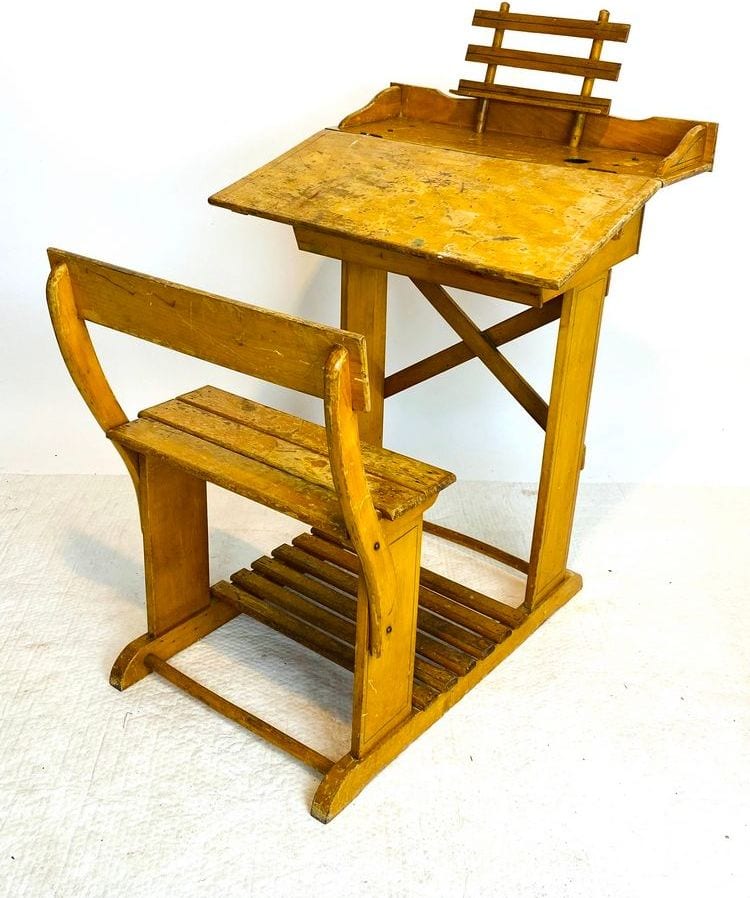 Antike Kinderschulbank mit Schreibpult, Einsitzer, Hartholz, um 1920/30, Ansicht 1