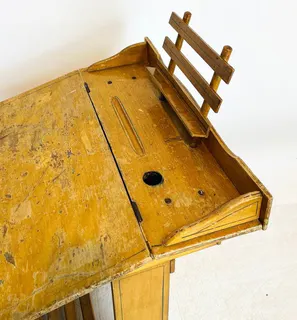 Antike Kinderschulbank mit Schreibpult, Einsitzer, Hartholz, um 1920/30, Ansicht 3
