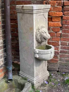 Freistehender Pfeilerbrunnen (Löwenbrunnen), Blaustein, handgeschlagen, Ansicht 1