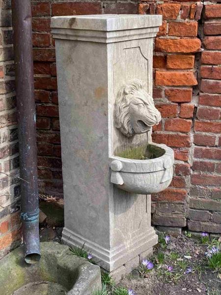 Freistehender Pfeilerbrunnen (Löwenbrunnen), Blaustein, handgeschlagen
