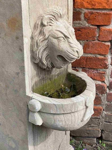 Freistehender Pfeilerbrunnen (Löwenbrunnen), Blaustein, handgeschlagen, Ansicht 2