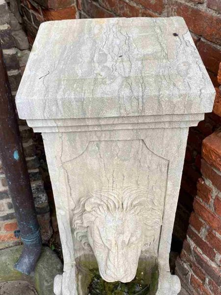 Freistehender Pfeilerbrunnen (Löwenbrunnen), Blaustein, handgeschlagen, Ansicht 3