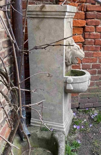 Freistehender Pfeilerbrunnen (Löwenbrunnen), Blaustein, handgeschlagen, Ansicht 5