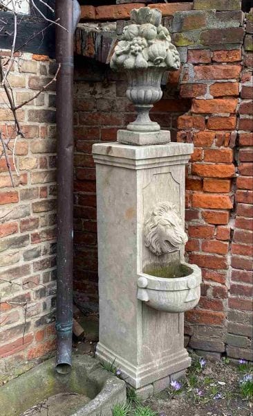 Freistehender Pfeilerbrunnen (Löwenbrunnen), Blaustein, handgeschlagen, Ansicht 6