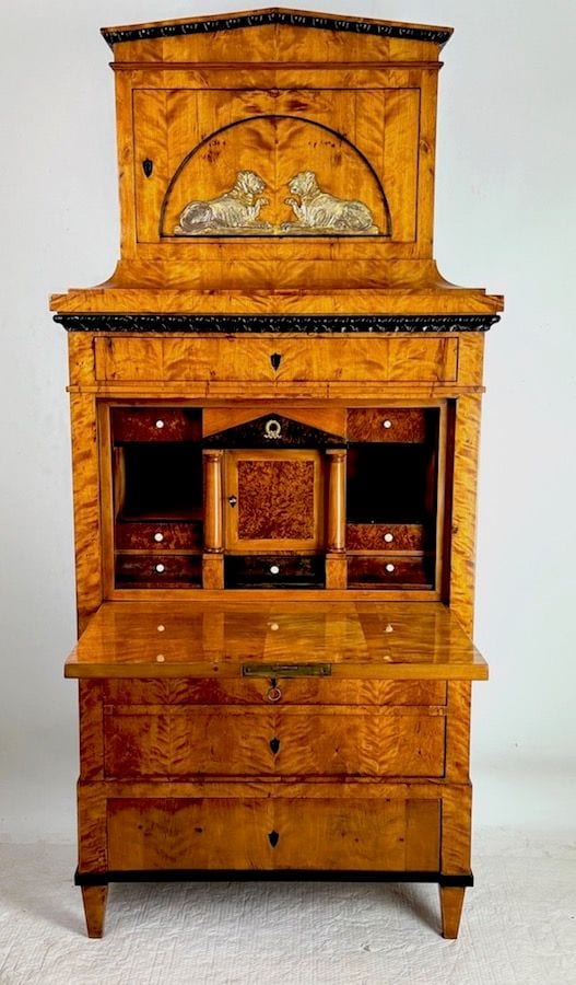 Biedermeier-Aufsatzsekretär, Birke, Berlin um 1820, Hutschachtel mit Löwenpaar