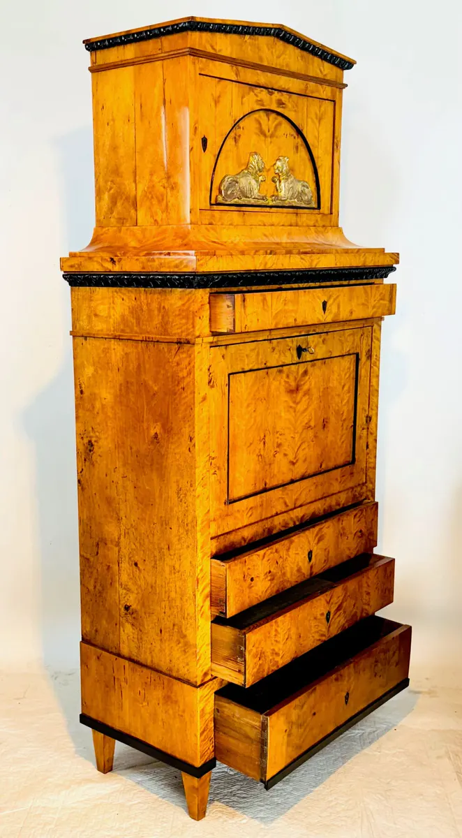 Biedermeier-Aufsatzsekretär, Birke, Berlin um 1820, Hutschachtel mit Löwenpaar, Ansicht 10