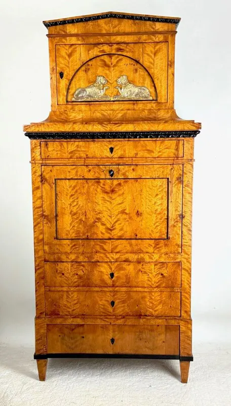 Biedermeier-Aufsatzsekretär, Birke, Berlin um 1820, Hutschachtel mit Löwenpaar, Ansicht 2