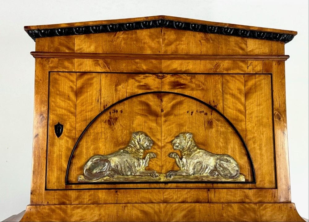 Biedermeier-Aufsatzsekretär, Birke, Berlin um 1820, Hutschachtel mit Löwenpaar, Ansicht 3