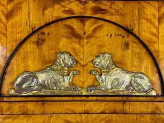 Biedermeier-Aufsatzsekretär, Birke, Berlin um 1820, Hutschachtel mit Löwenpaar, Ansicht 4