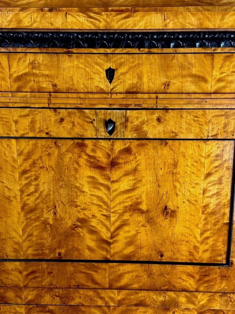 Biedermeier-Aufsatzsekretär, Birke, Berlin um 1820, Hutschachtel mit Löwenpaar, Ansicht 5