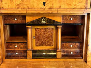 Biedermeier-Aufsatzsekretär, Birke, Berlin um 1820, Hutschachtel mit Löwenpaar, Ansicht 6