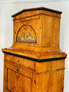 Biedermeier-Aufsatzsekretär, Birke, Berlin um 1820, Hutschachtel mit Löwenpaar, Ansicht 8