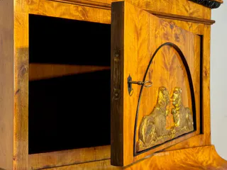 Biedermeier-Aufsatzsekretär, Birke, Berlin um 1820, Hutschachtel mit Löwenpaar, Ansicht 9