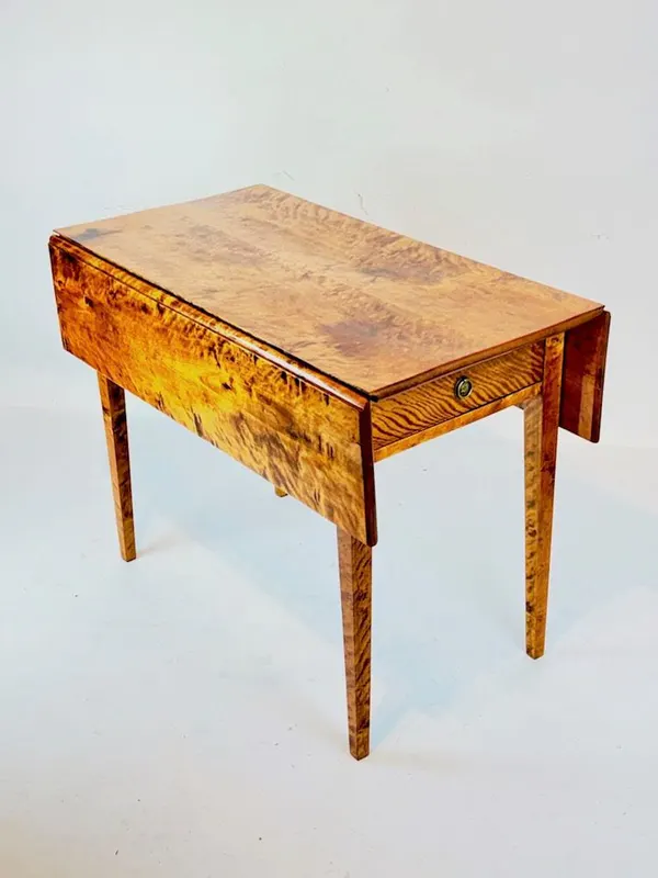 Biedermeier-Klapptisch, Arbeitstisch, Birke, Berlin um 1815, restauriert