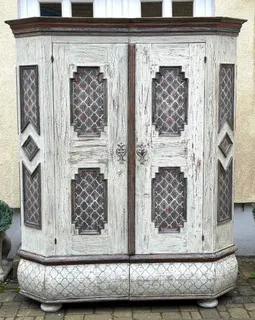 Barocker Bauernschrank mit farbiger Fassung, Mitte 18. Jh., Ansicht 2