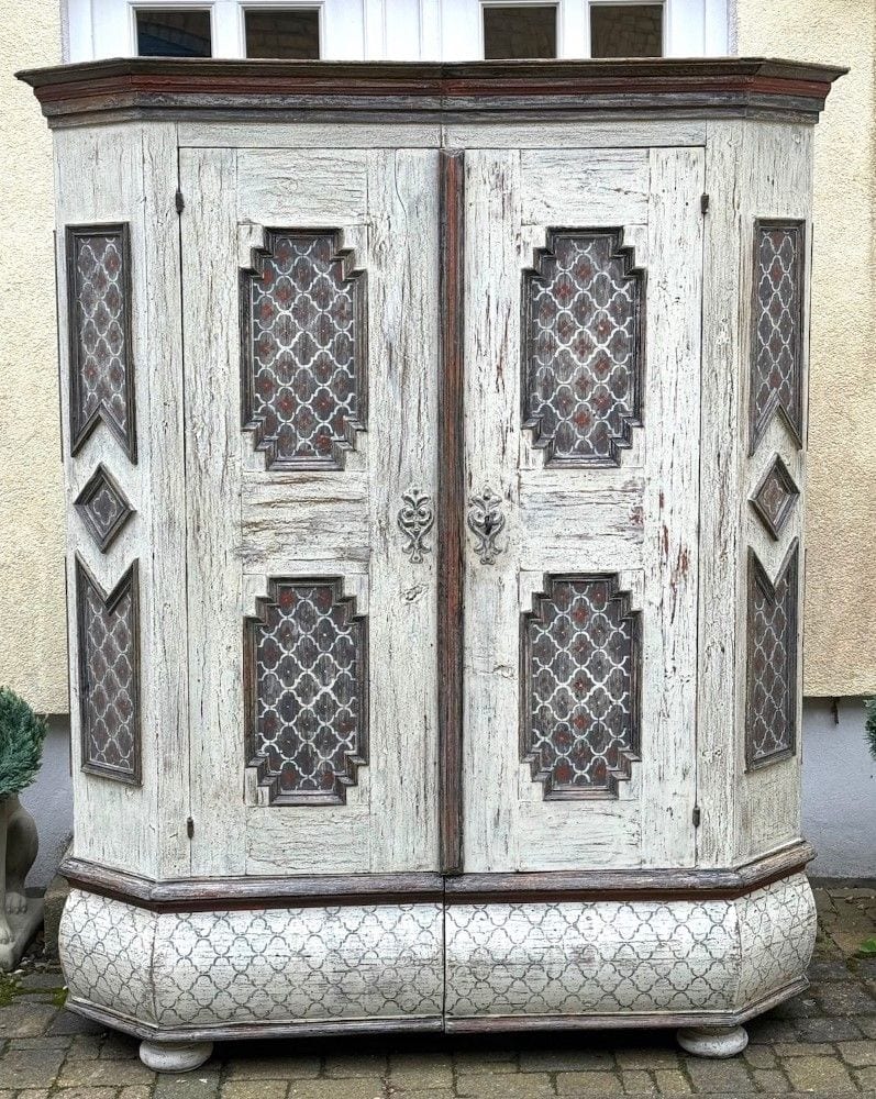 Barocker Bauernschrank mit farbiger Fassung, Mitte 18. Jh., Ansicht 2