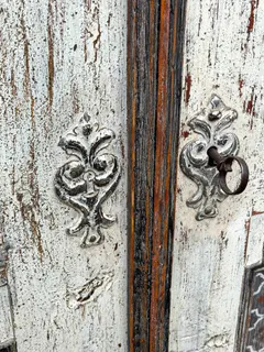 Barocker Bauernschrank mit farbiger Fassung, Mitte 18. Jh., Ansicht 3