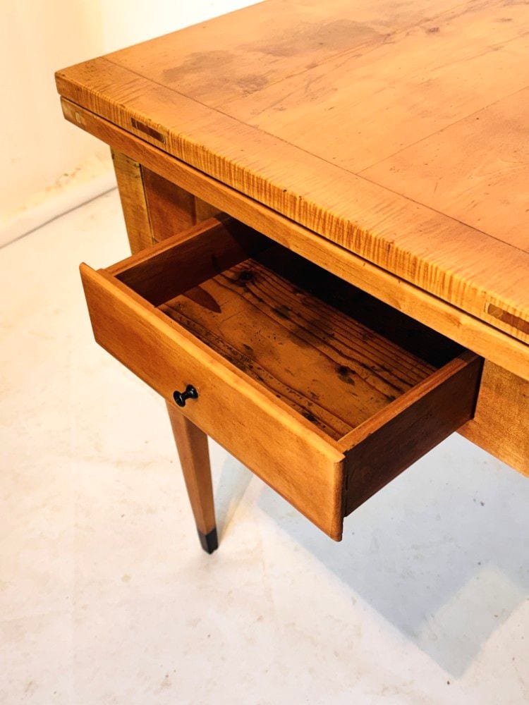 Biedermeier-Ausziehtisch mit Schublade, Birke, Berlin/Brandenburg um 1820, Ansicht 3