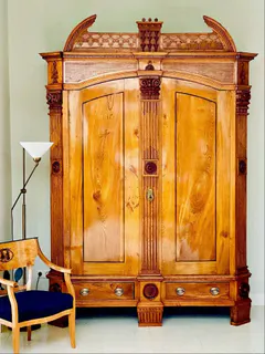 Klassizistischer Dielenschrank, Louis-seize, Rüster, Schleswig-Holstein, um 1790, Ansicht 1