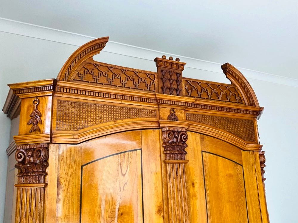 Klassizistischer Dielenschrank, Louis-seize, Rüster, Schleswig-Holstein, um 1790, Ansicht 2