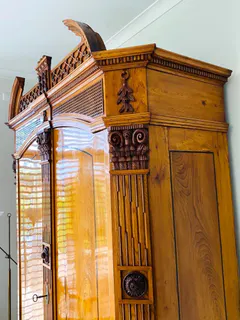 Klassizistischer Dielenschrank, Louis-seize, Rüster, Schleswig-Holstein, um 1790, Ansicht 4
