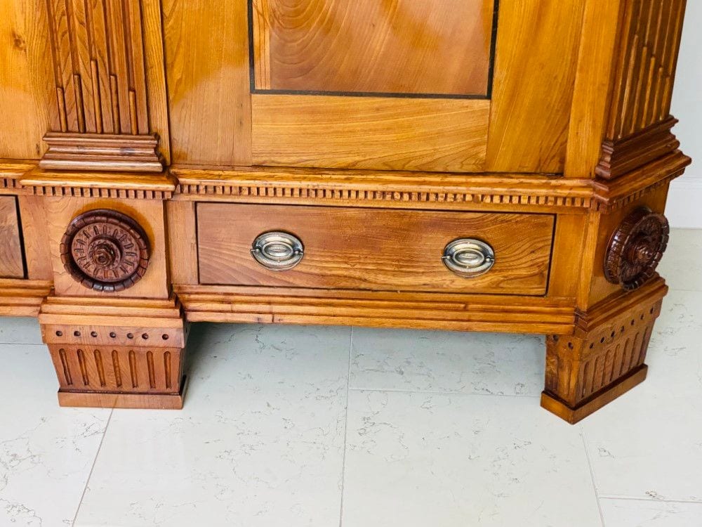 Klassizistischer Dielenschrank, Louis-seize, Rüster, Schleswig-Holstein, um 1790, Ansicht 5