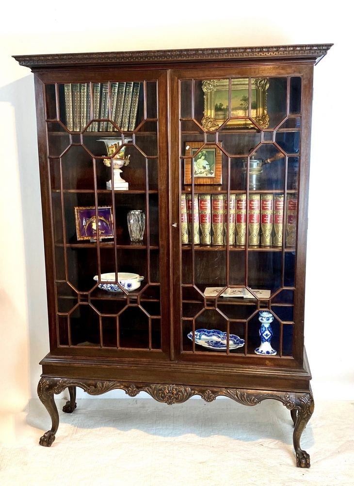 Zweitüriger englischer Bücherschrank, Chesterfield, wohl 1920/30er Jahre, Ansicht 1