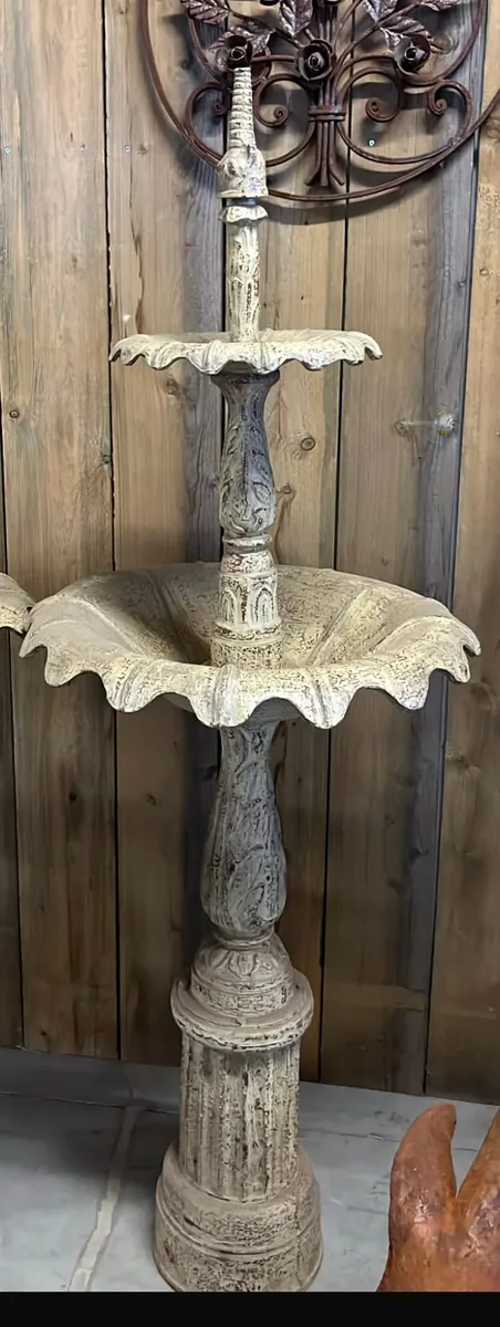 Mehrstufiger gußeiserner Gartenbrunnen mit Muschelschalen, Ansicht 2