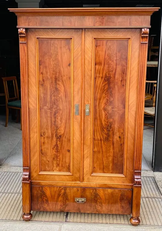 Gründerzeit-Kleiderschrank, Nussbaum, Berlin, um 1880