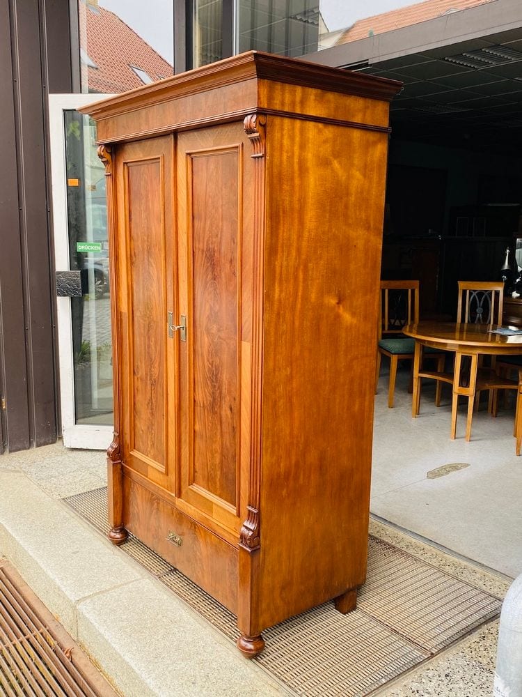 Gründerzeit-Kleiderschrank, Nussbaum, Berlin, um 1880, Ansicht 2