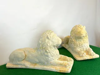 Paar liegende Löwen, Gartenskulpturen aus Sandsteinguss, barocke Form, Ansicht 1